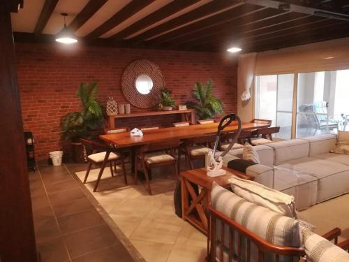 Luxurious 8 Master-bedroom Villa Overlooking Large Lake Marina 4