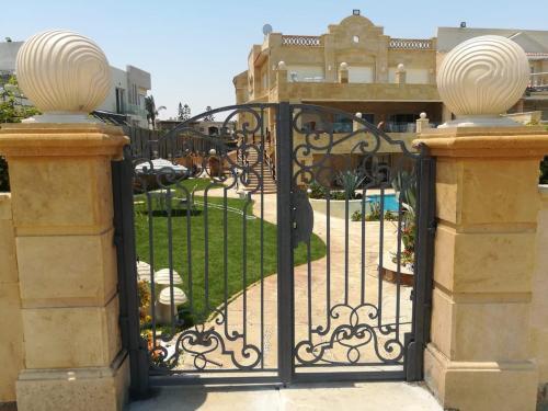 Luxurious 8 Master-bedroom Villa Overlooking Large Lake Marina 4