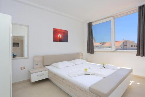 Apartments With A Parking Space Makarska - 17047