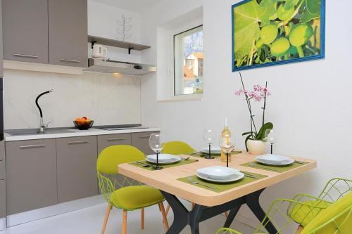Apartments With A Parking Space Makarska - 17047