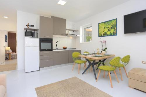 Apartments With A Parking Space Makarska - 17047