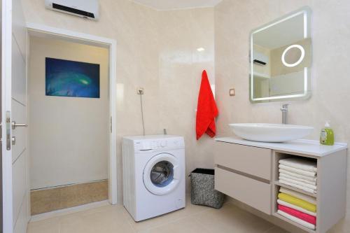 Apartments With A Parking Space Makarska - 17047