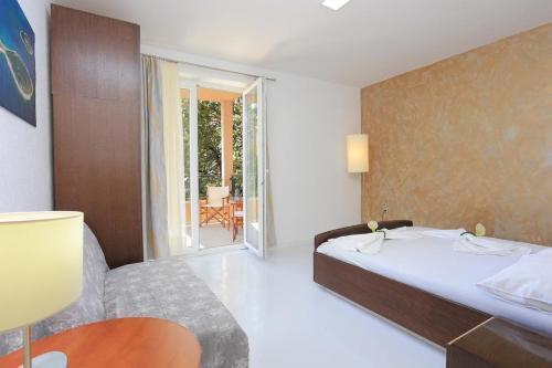 Apartments With A Parking Space Makarska - 17047