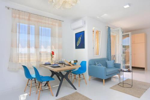 Apartments With A Parking Space Makarska - 17047