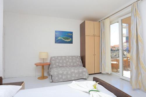 Apartments With A Parking Space Makarska - 17047