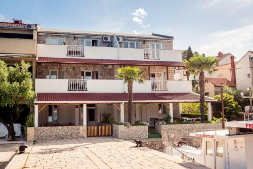 Marinus Apartments