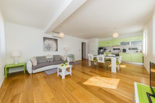 Beachfront Apartment Nehaj Kastel