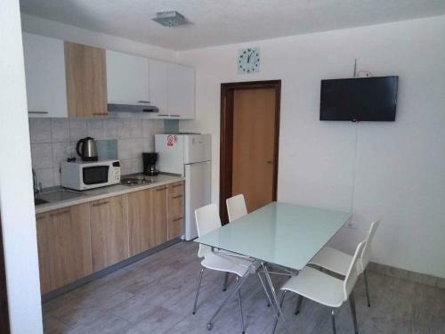 Apartment In Kastel Kambelovac 39022