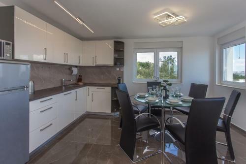 Villa Rocco Split - Luxury - Heated Salt Water Pool - Massage Jets