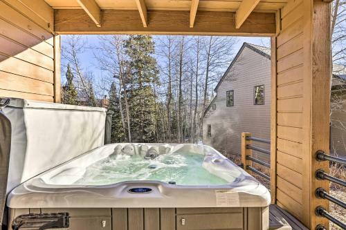 Silverthorne Escape With Hot Tub And Mtn Views!