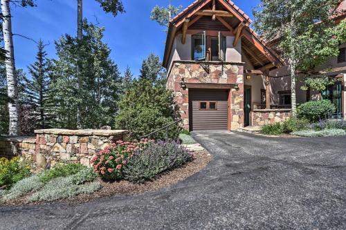 Upscale Ski-in And Ski-out Escape With Deck And Grill