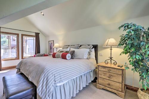 Upscale Ski-in And Ski-out Escape With Deck And Grill
