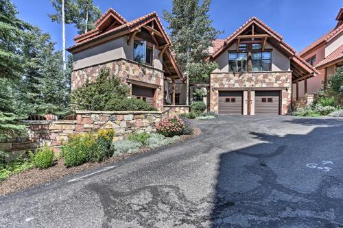 Upscale Ski-in And Ski-out Escape With Deck And Grill