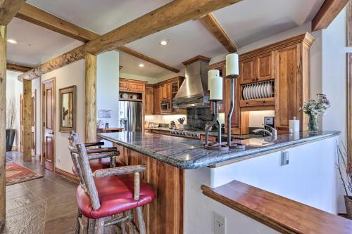 Upscale Ski-in And Ski-out Escape With Deck And Grill