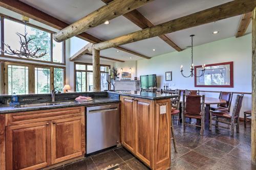 Upscale Ski-in And Ski-out Escape With Deck And Grill