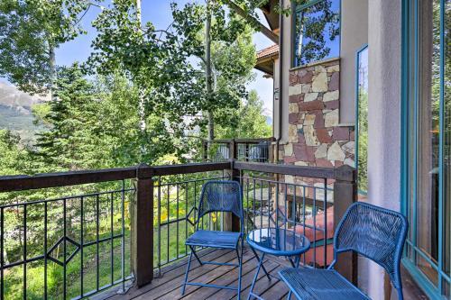 Upscale Ski-in And Ski-out Escape With Deck And Grill