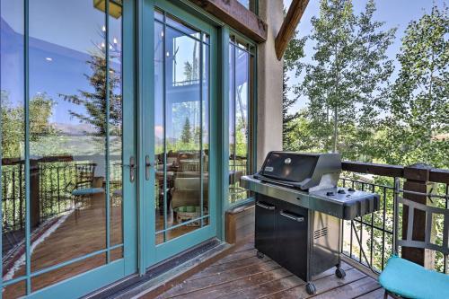 Upscale Ski-in And Ski-out Escape With Deck And Grill