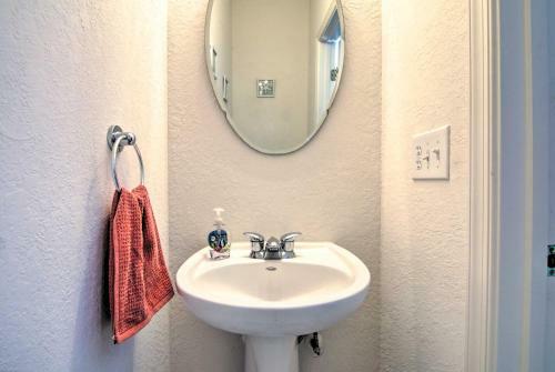 Spacious Millville Townhome About 3 Mi To Beach!