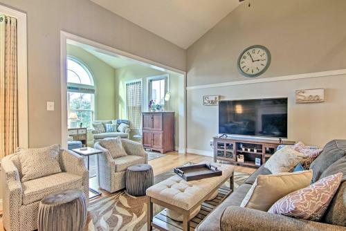 Vibrant Home In Ocean View With Screen Porch