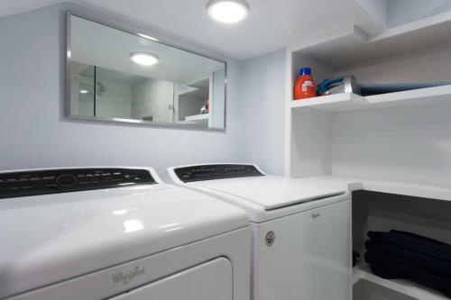 Luxury 2 Bedroom Apartment W/ Free Parking