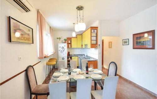 Four-bedroom Holiday Home In Otok Dalmatinski