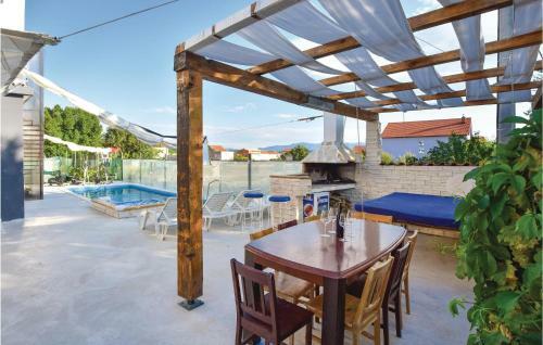Four-bedroom Holiday Home In Otok Dalmatinski