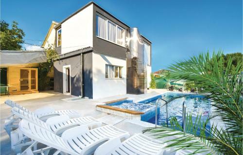 Four-bedroom Holiday Home In Otok Dalmatinski