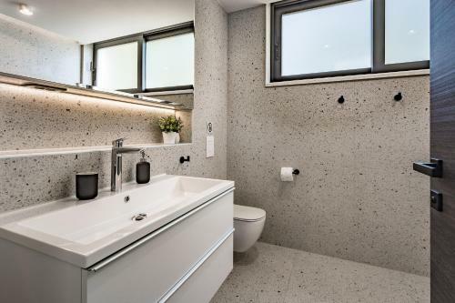 Villa Dispet With Heated Pool, Jacuzzi, Sauna And Cinema