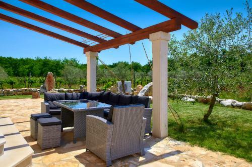 Villa Relax House Surrounded By Olives And Vineyard