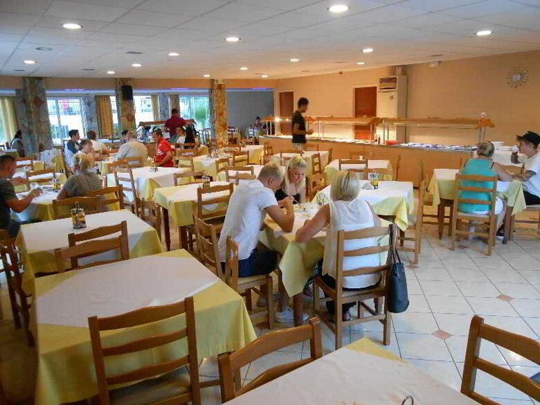 Village Inn Studios & Family Apartments