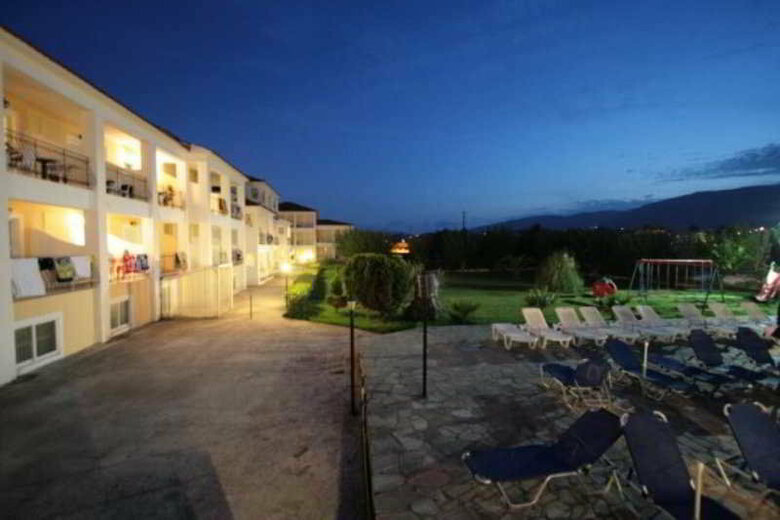 Village Inn Studios & Family Apartments