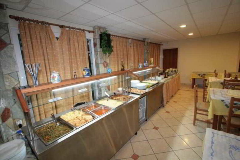 Village Inn Studios & Family Apartments