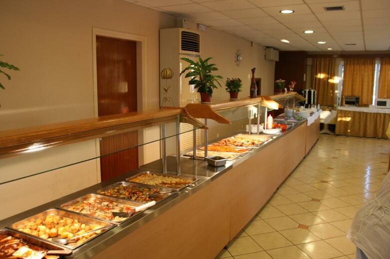 Village Inn Studios & Family Apartments