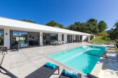 Elegant Villa With Infinity Pool & Hot Tub