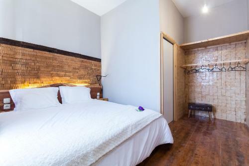 Bed & Breakfast Feel At Home Guest House