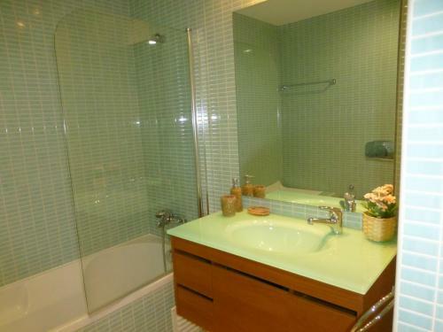 Algarve, T2 Apartment With Pool In Olh�o
