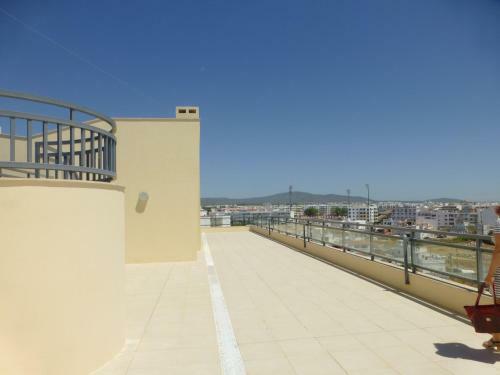 Algarve, T2 Apartment With Pool In Olh�o