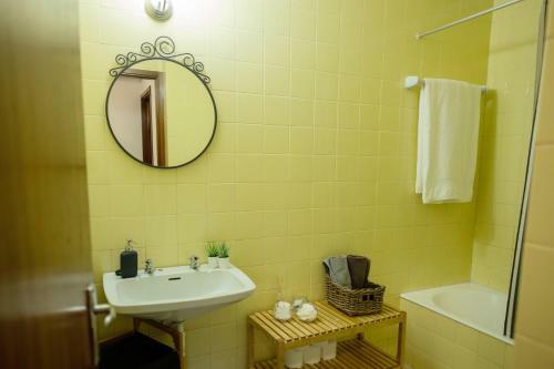 Cozy 3 Room Apartment In Penafiel Centre