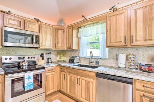 Boynton Beach Retreat With Yard, 2 Mi To Water!