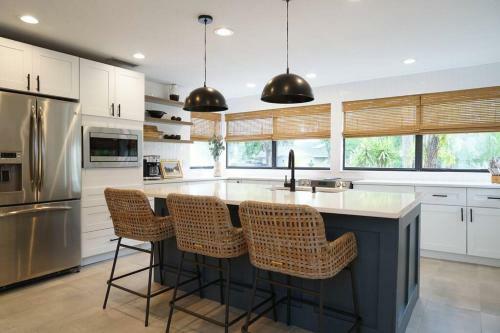 Remodeled 4br Pool Home/img Golf View/near Beaches