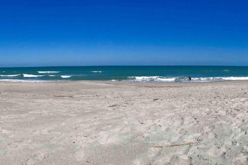 Bright And Beachy 2bed 1bath Home - Unit 210