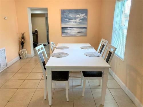 Central Location - Delray Downtown And Only 1 Mile To Beach