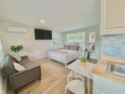New! The Cutest Tiny Home W/ Pool. Couples Retreat