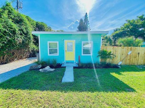 New! The Cutest Tiny Home W/ Pool. Couples Retreat