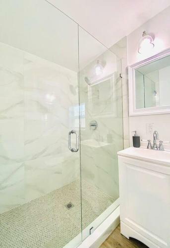 New! The Cutest Tiny Home W/ Pool. Couples Retreat