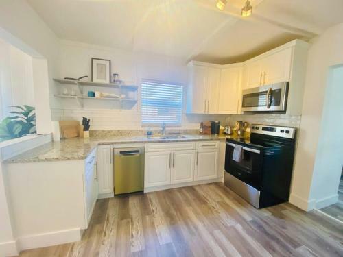 2-3bed/1b Cottage* Great Location, Private Yard, Parking