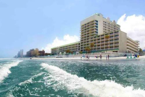 Hotel Steps To The Ocean!! Resort Living!!