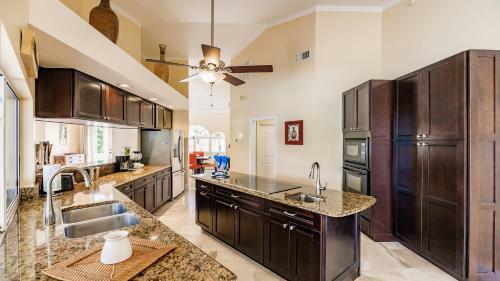 Villa Tropicana - Luxury With Pool