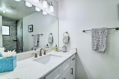 Tranquil Home With Private Yard And Fishing Dock!
