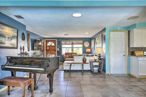 Sunny Haven With Private Tiki Bar - 6 Mi To Beach!